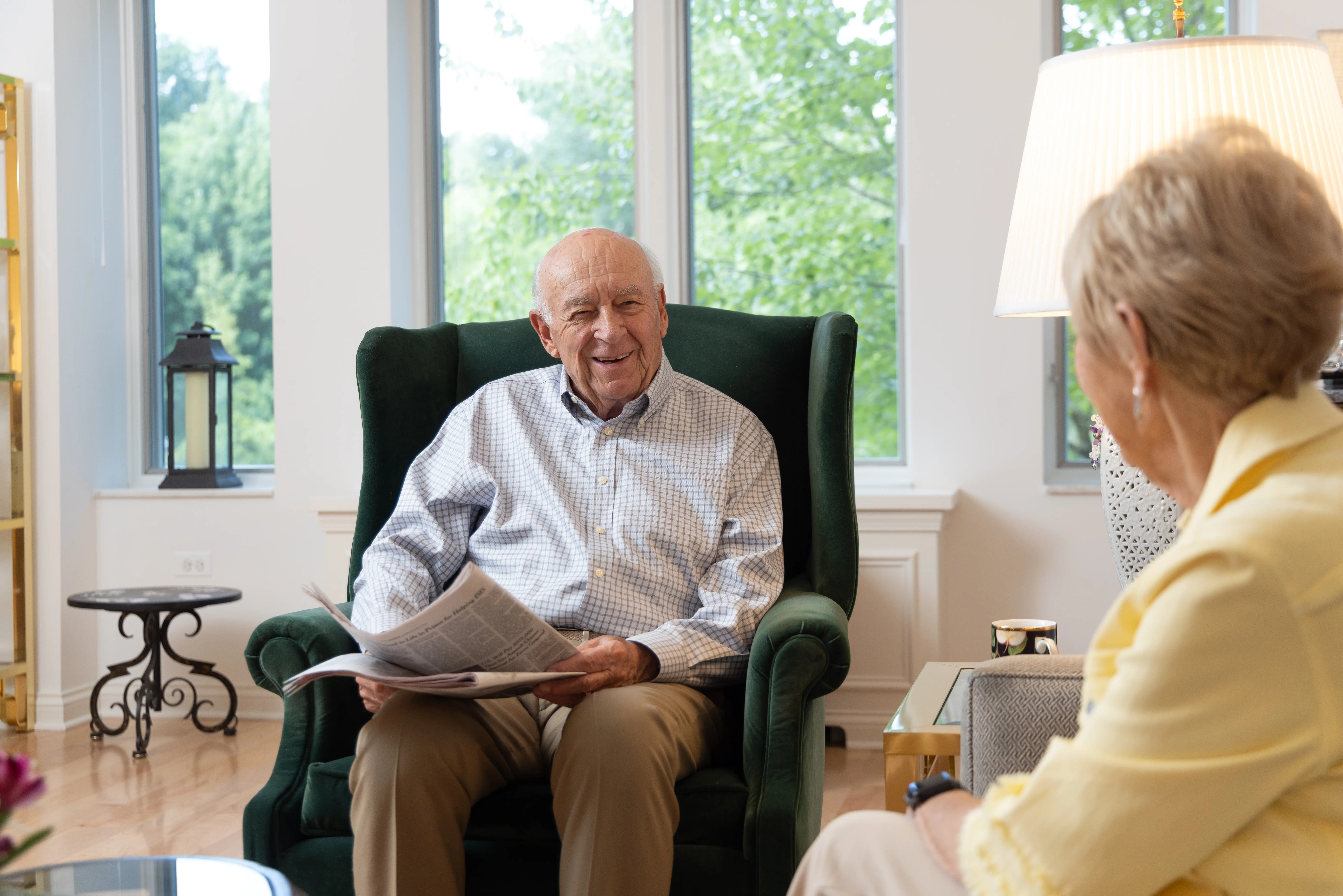 VR5_3695 senior couple experiencing the advantages of independent senior living cottages at Lake Forest Place
